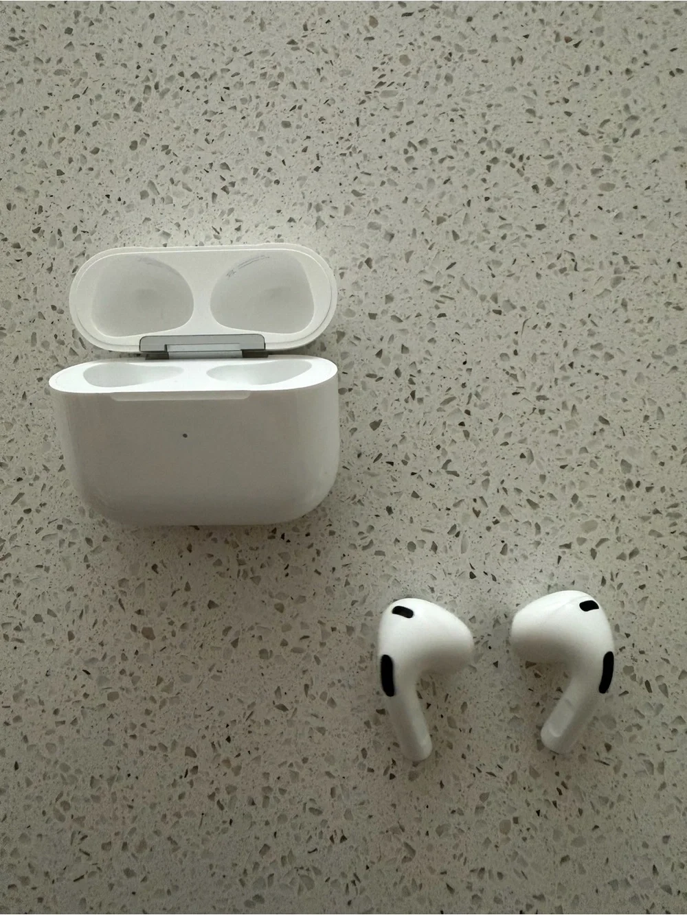 Airpods 3 - Wireless Earbuds & Charging Case in White